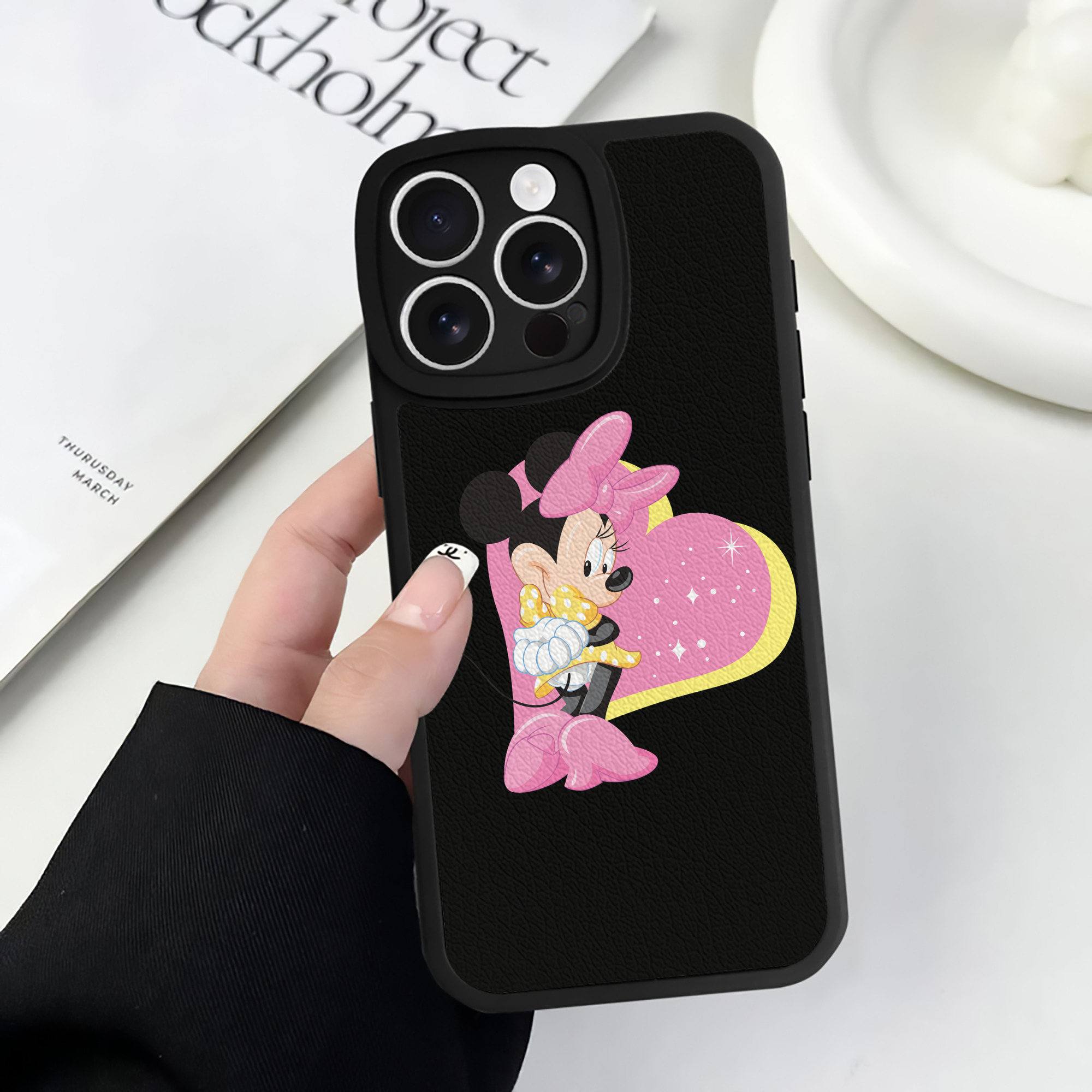 （画像用） ミッキーマウス Mickey Mouse 【iPhone 16シリーズ対応】シリコンスマホケース（レザー調） 材質：シリコン